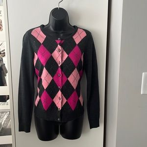 Cute argyle cardigan, perfect for a coffee date!